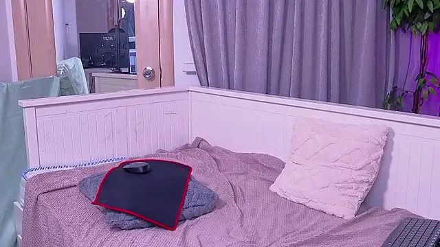 JulyMilky webcam