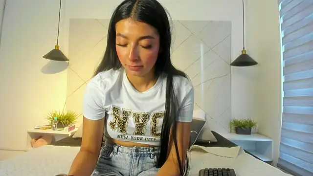 sarah_collens_ (F teen) - Oil all over the body, full naked