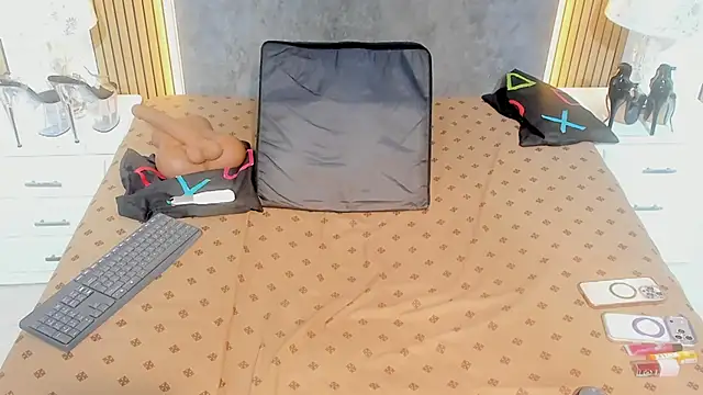 NahomyOwen webcam
