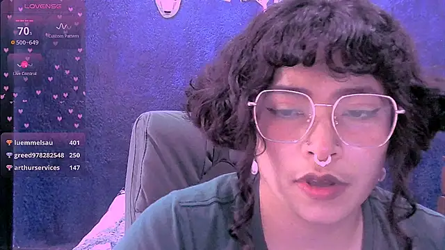 NinaYellow live cam on StripChat