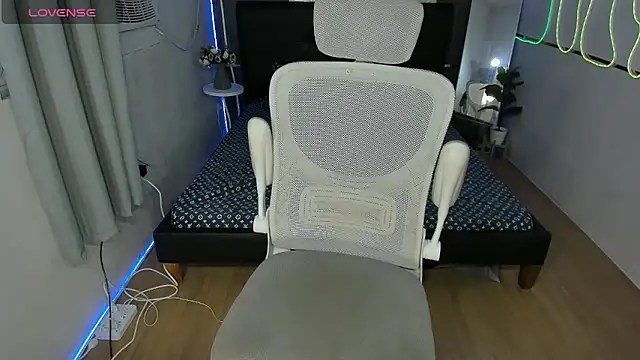 Alexa_therealhorsecock webcam