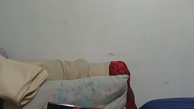 sluttylaura21 webcam