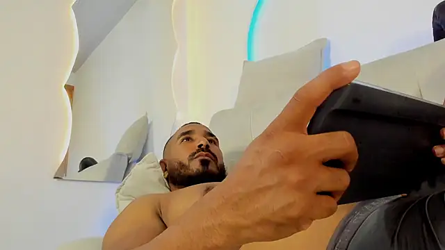 LeoCarter_ webcam