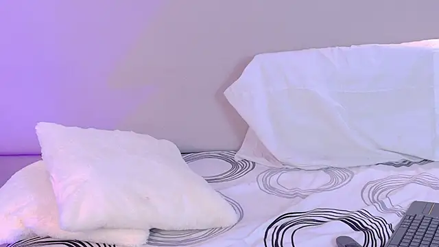 NaomiKlarc webcam