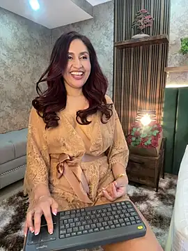 Watch MonicaMoret live on EroticFlix - High definition streams
