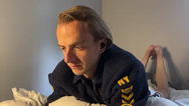 yuppie_b live cam on StripChat