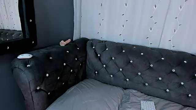 Zoe_Queens webcam