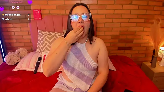 amaia_monet live cam on StripChat