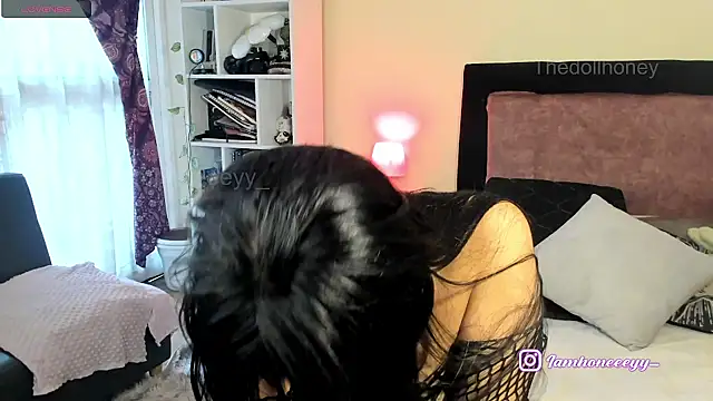Thedollhoney webcam