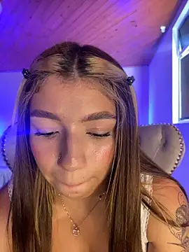 Isabella18_pink live cam on StripChat