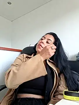 Luianna live cam on StripChat