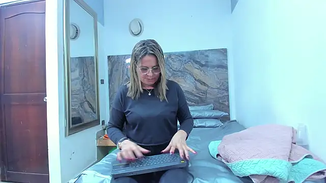 Agatha_Pleasure live cam on StripChat
