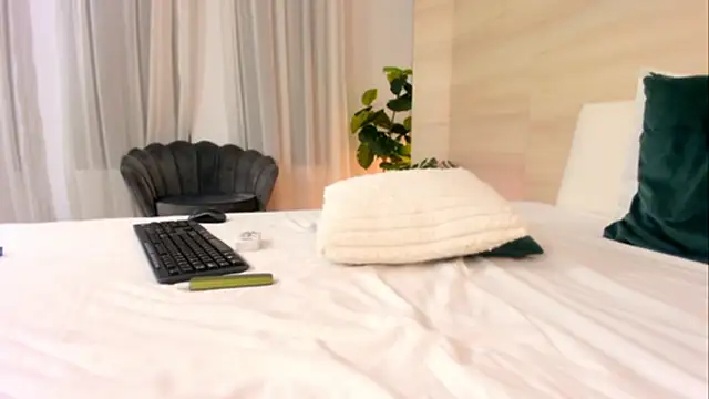 EllaWhiteX webcam