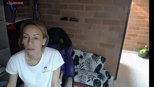 cristin_doll_ (F milf) - look at my pussy