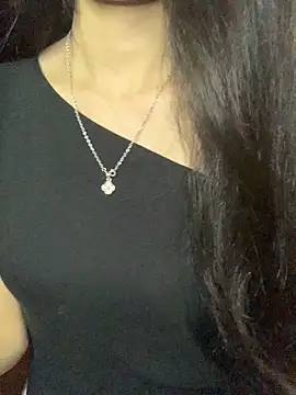 Nhinhi18 live cam on StripChat