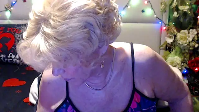 HappyWomanOn live cam on StripChat