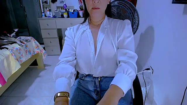 BitterMomXxx webcam