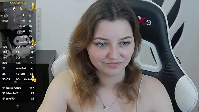 pretty_little_thing live cam on StripChat