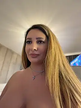 YaaraCollins live sex cam