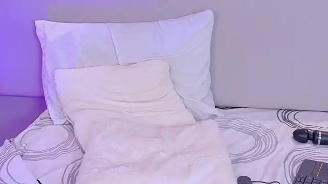 NaomiKlarc webcam