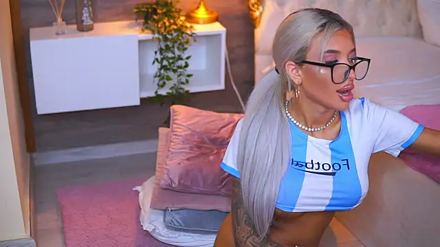 Watch Juicy_Jessye live on EroticFlix - High definition streams