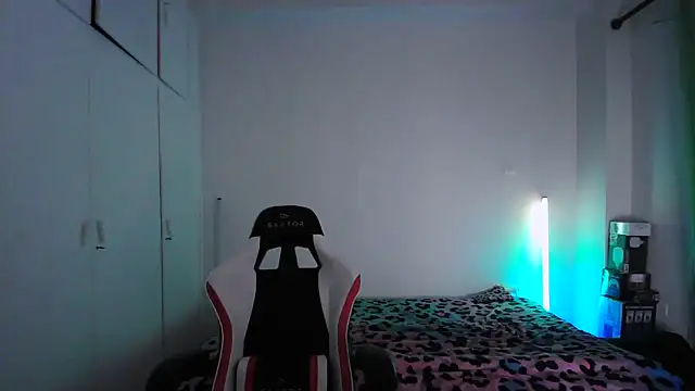 HoneyValentine webcam