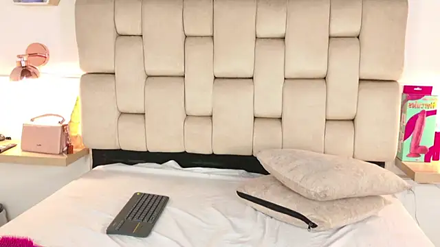 kaia_boobs webcam