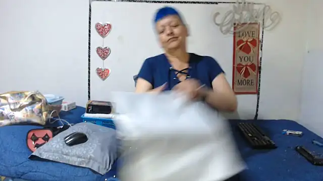 loquitaqueen011 live cam on StripChat