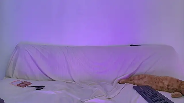Nikki__uwu live cam on StripChat