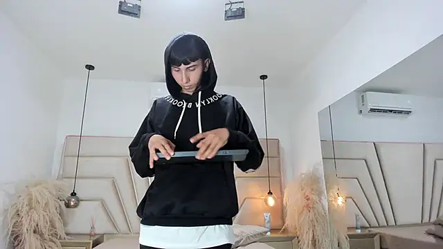 Milan_LewisS webcam
