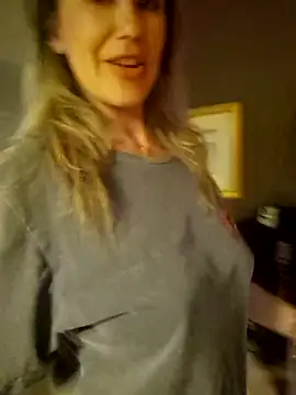 CelynaRoss live cam on StripChat