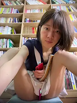 littleqiu (F young) - 学校图书馆搞刺激，达到目标现场脱内内M腿3分钟