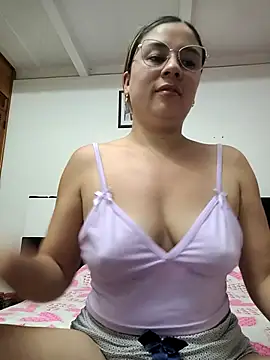 Watch selena_gomez2 live on EroticFlix - High definition streams