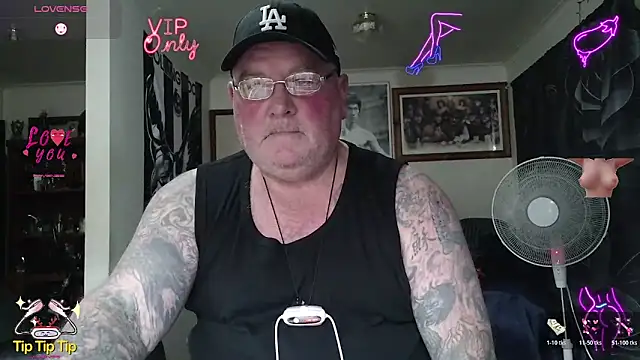 kinkyblueyes69 (M mature) - LUBE UP MY COCK N BALLS
