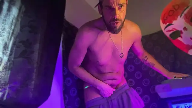 Guyst049 webcam