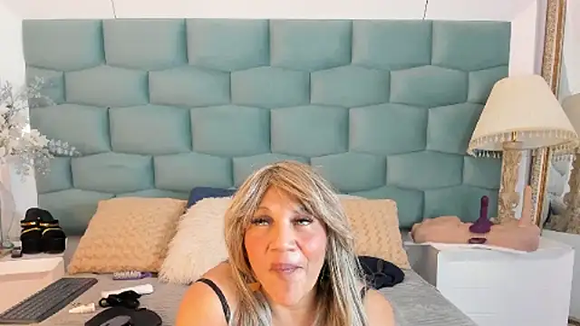 MiaMancini live cam on StripChat