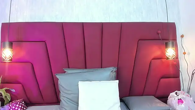 Maya_curvy webcam