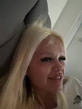 BlondeMilfXo webcam