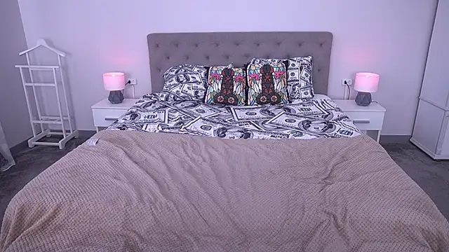 NikkiGoldSide webcam