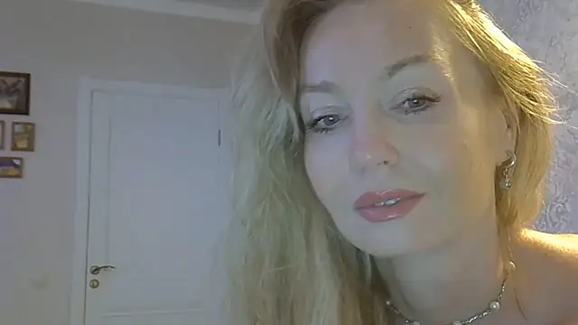 ZarinaSwift Live Webcam on Stripchat