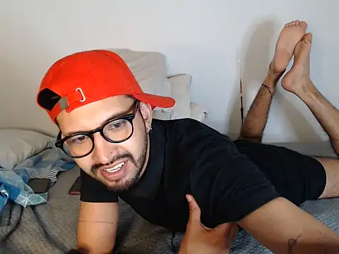 thomass1018 live cam on StripChat