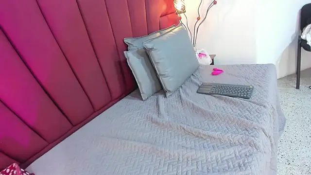 Maya_curvy webcam