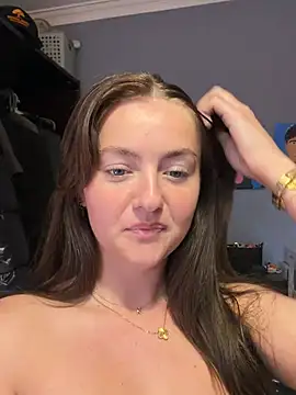 LolaSkyee webcam