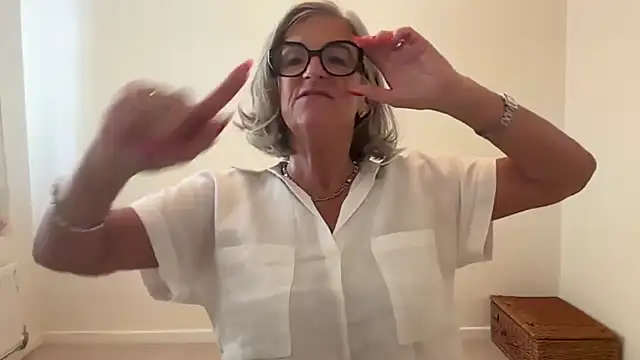 naughtymonicauk (F mature) - WET SLOW TEASE HANDJOB