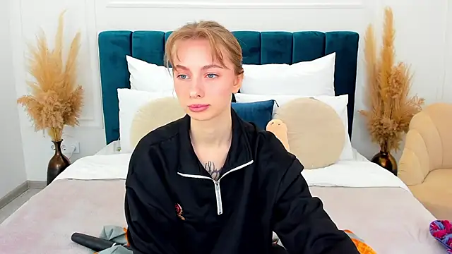 EricaLow webcam