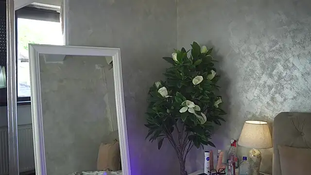 LeilaBie webcam
