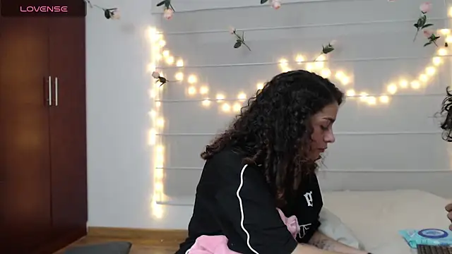 sarabubbie - Sarabubbie's free webcam - UK Sex Cams