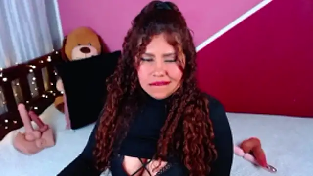 queenamazon1 (F milf) - show boobs
