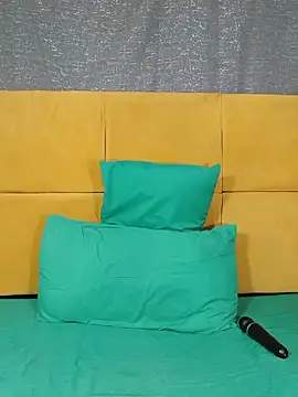 HugeTitisxx webcam