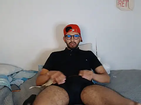 thomass1018 live cam on StripChat